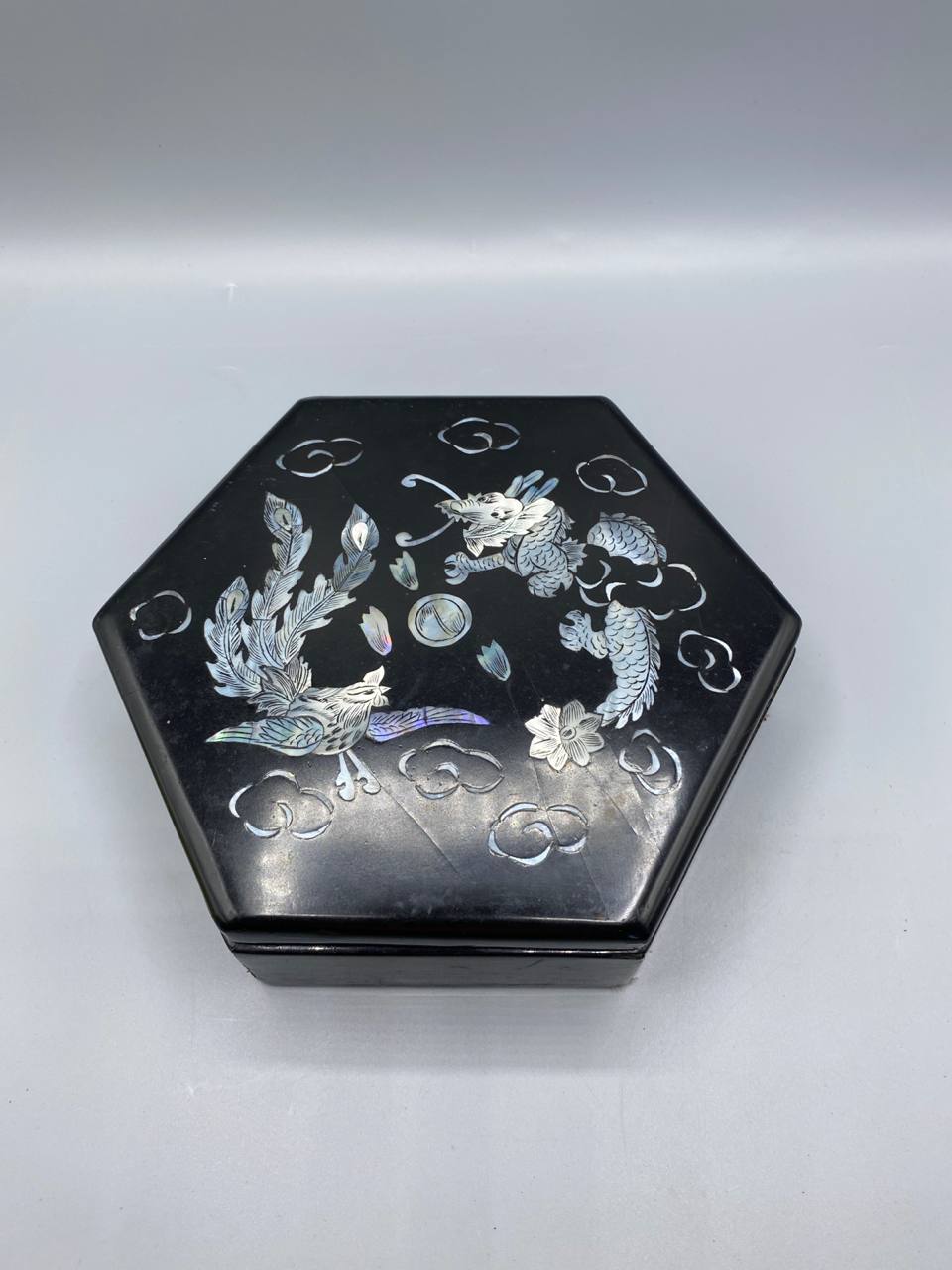 Boîte hexagonale laque noire marqueterie nacre dragon phénix perle sacrée nuages fleurs vue de dessus couvercle fermé