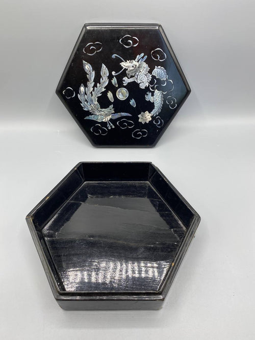Boîte hexagonale laque noire ouverte couvercle séparé intérieur laque noire vue de dessus