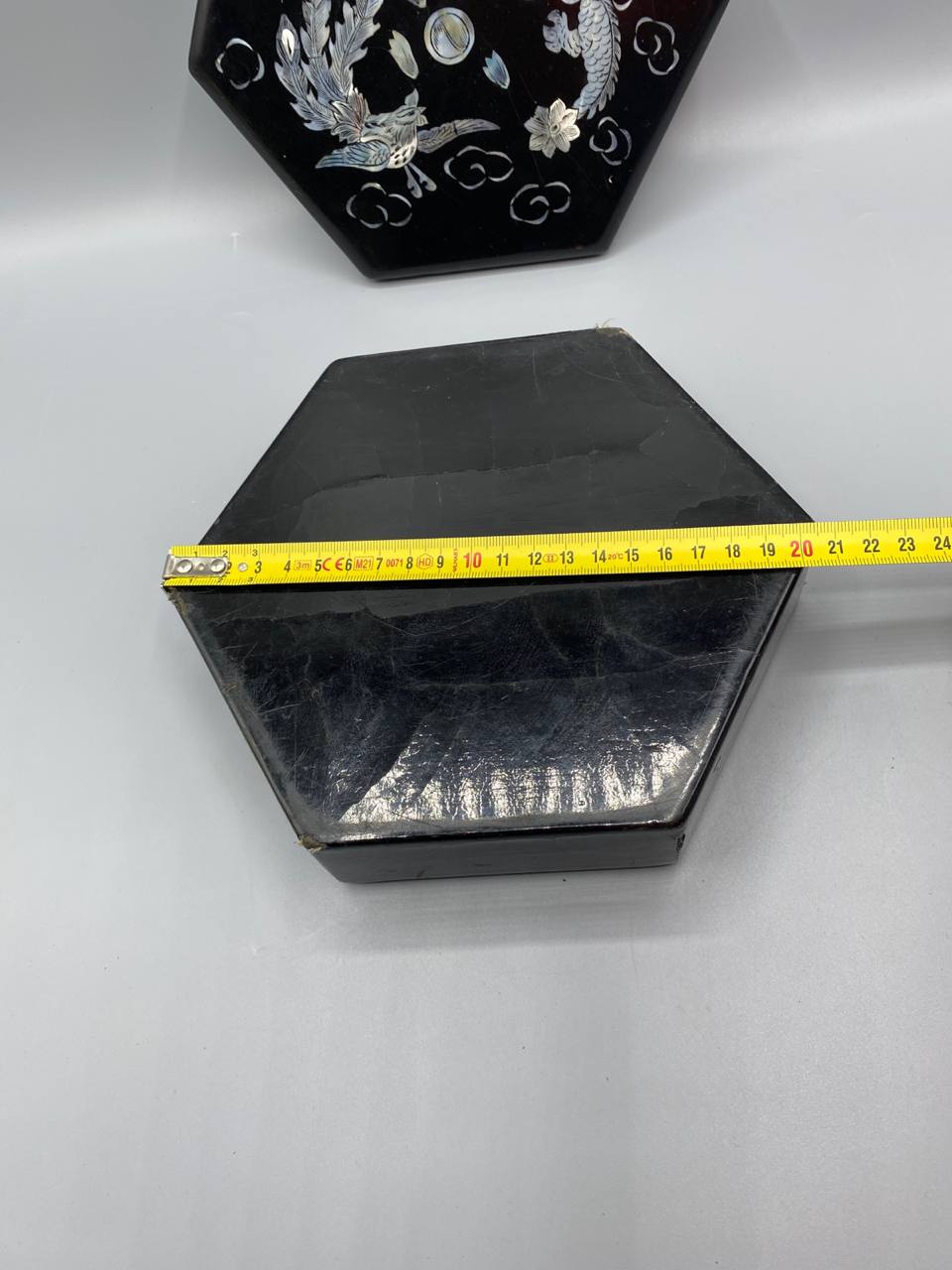 Boîte hexagonale laque noire vue de profil mètre mesure diamètre 20 cm