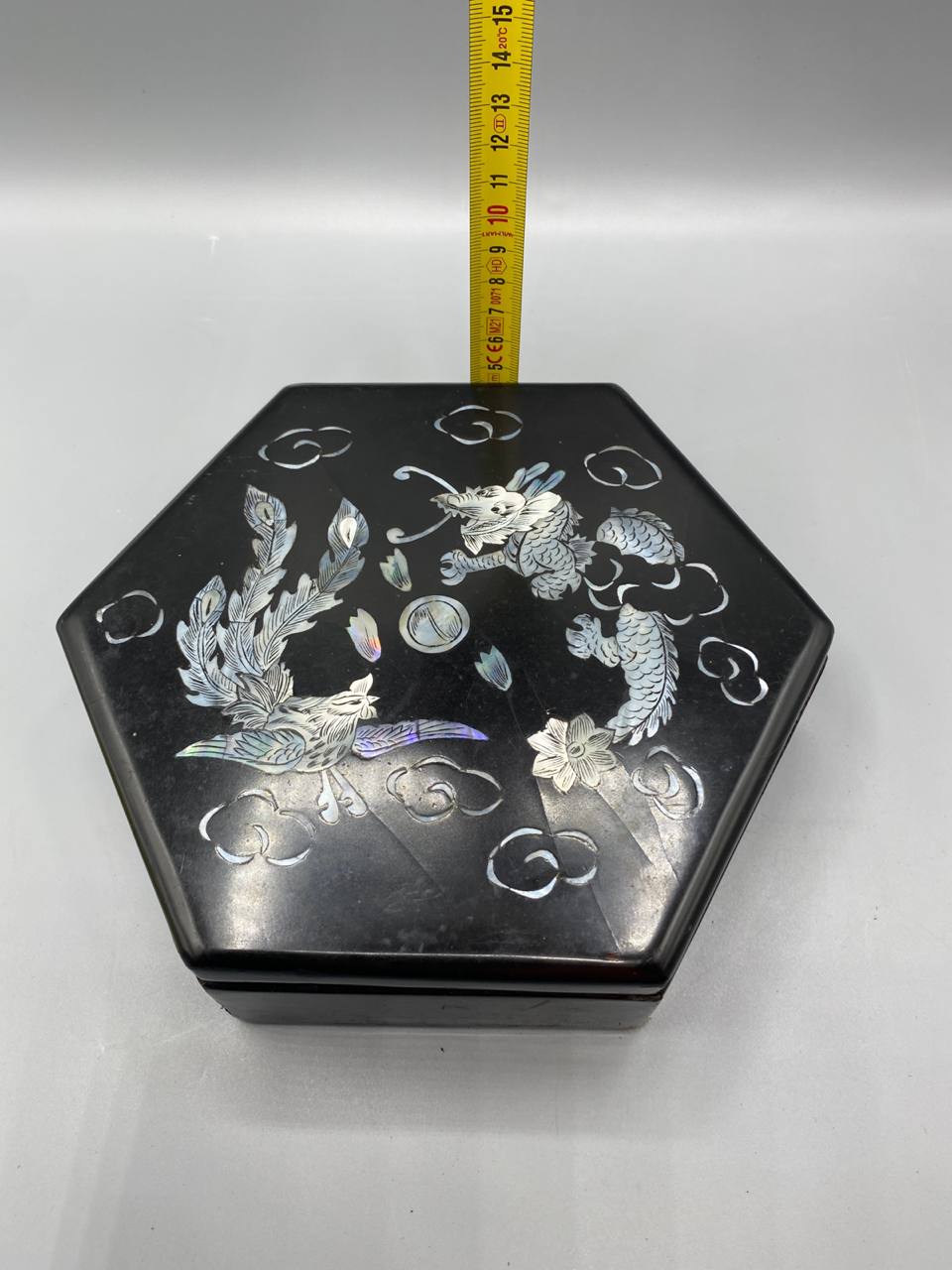 Boîte hexagonale laque noire marqueterie nacre dragon phénix vue de trois quarts mètre hauteur 7 cm