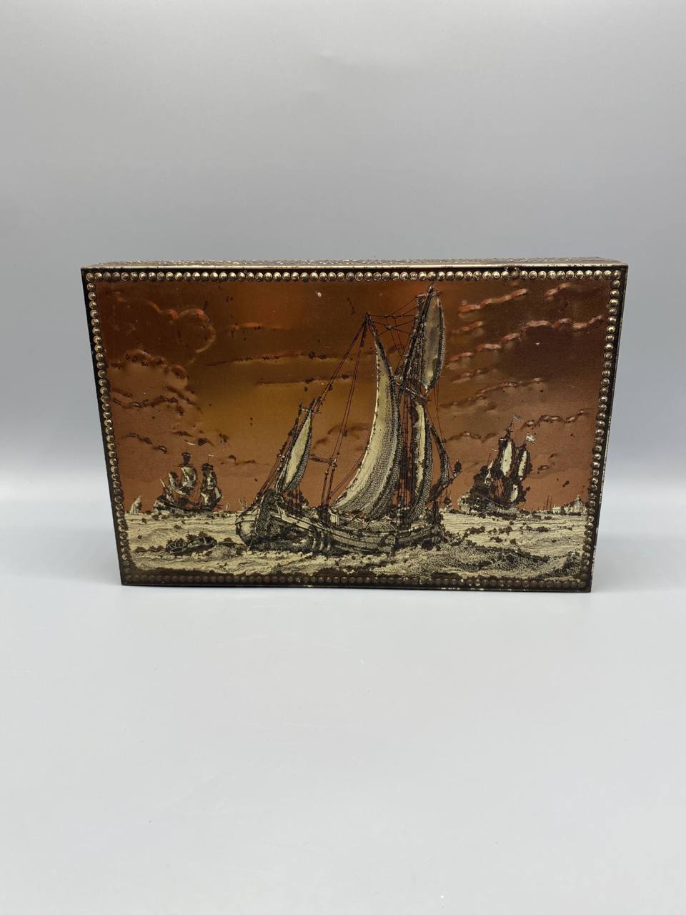 Boîte métal embossé patine cuivrée décor voiliers hollandais relief couvercle fermé vue de face