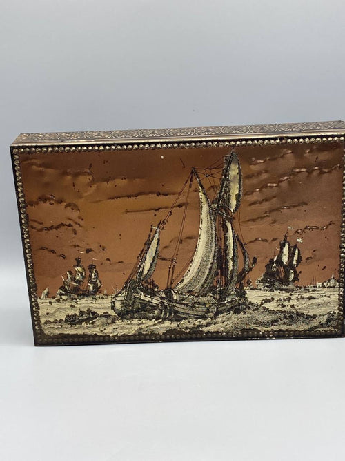 Boîte métal embossé cuivré vue de trois quarts décor voiliers hollandais frise latérale