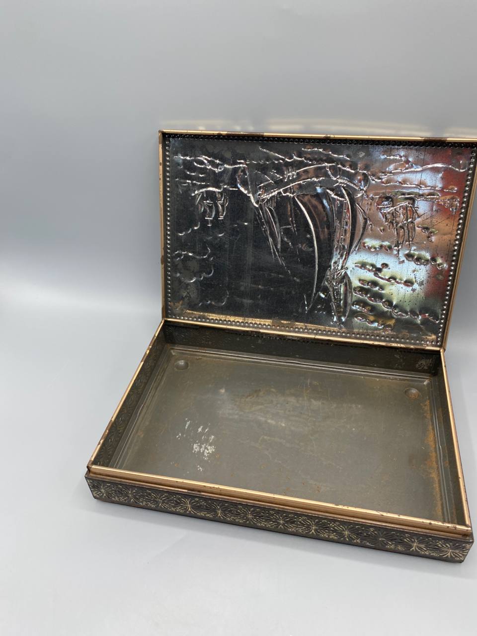 Boîte métal embossé ouverte intérieur métal brut patiné revers couvercle décor négatif