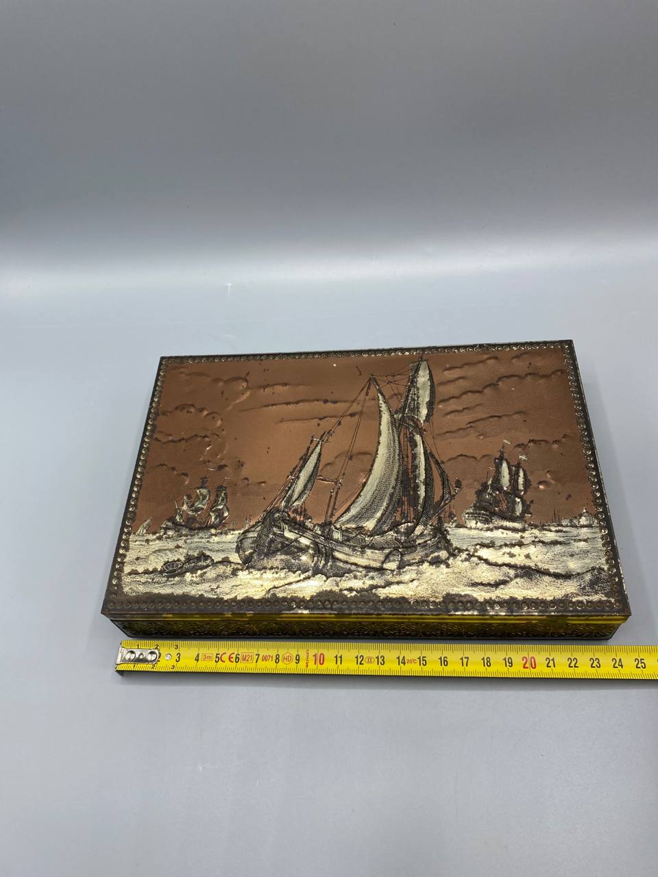Boîte métal embossé cuivré mètre mesure longueur 25 cm vue de dessus