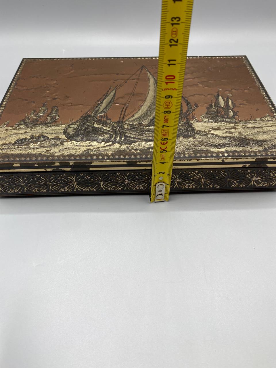 Boîte métal embossé cuivré mètre mesure hauteur 4 cm vue de profil frise latérale