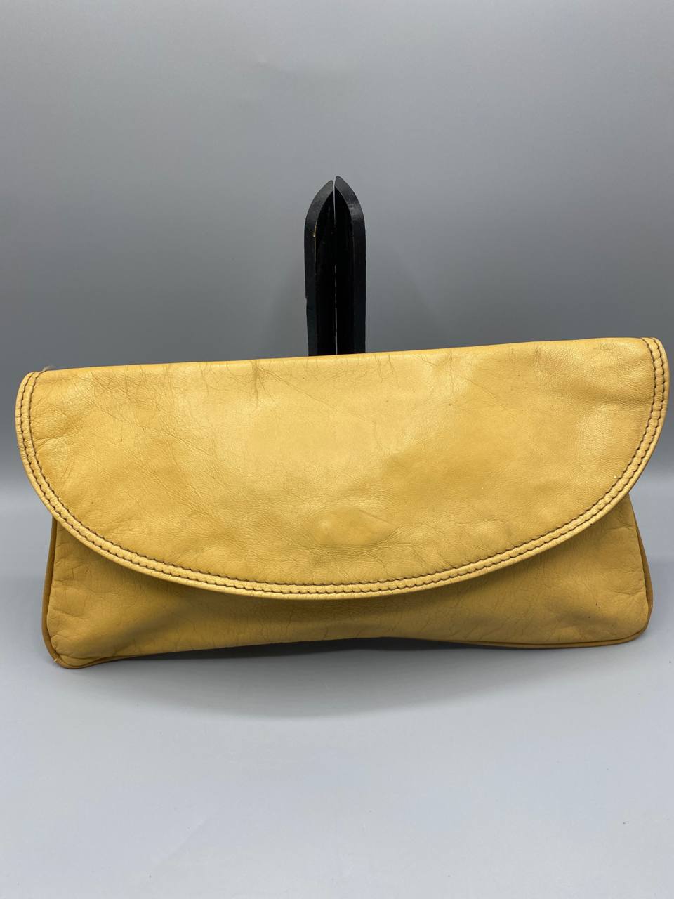 Pochette enveloppe cuir véritable miel rabat arrondi fermé vue de face