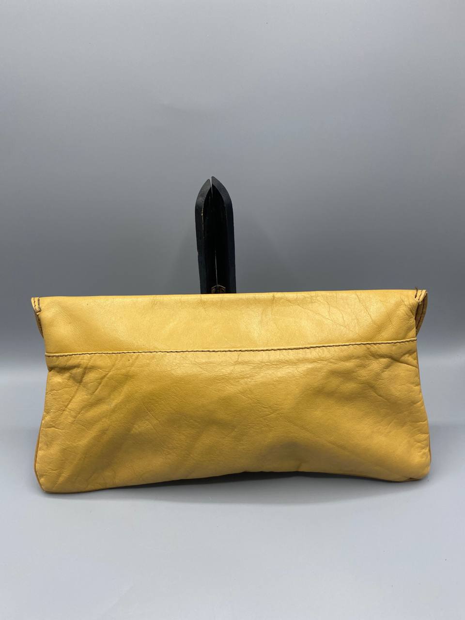 Pochette enveloppe cuir miel vue de dos couture périmétrique