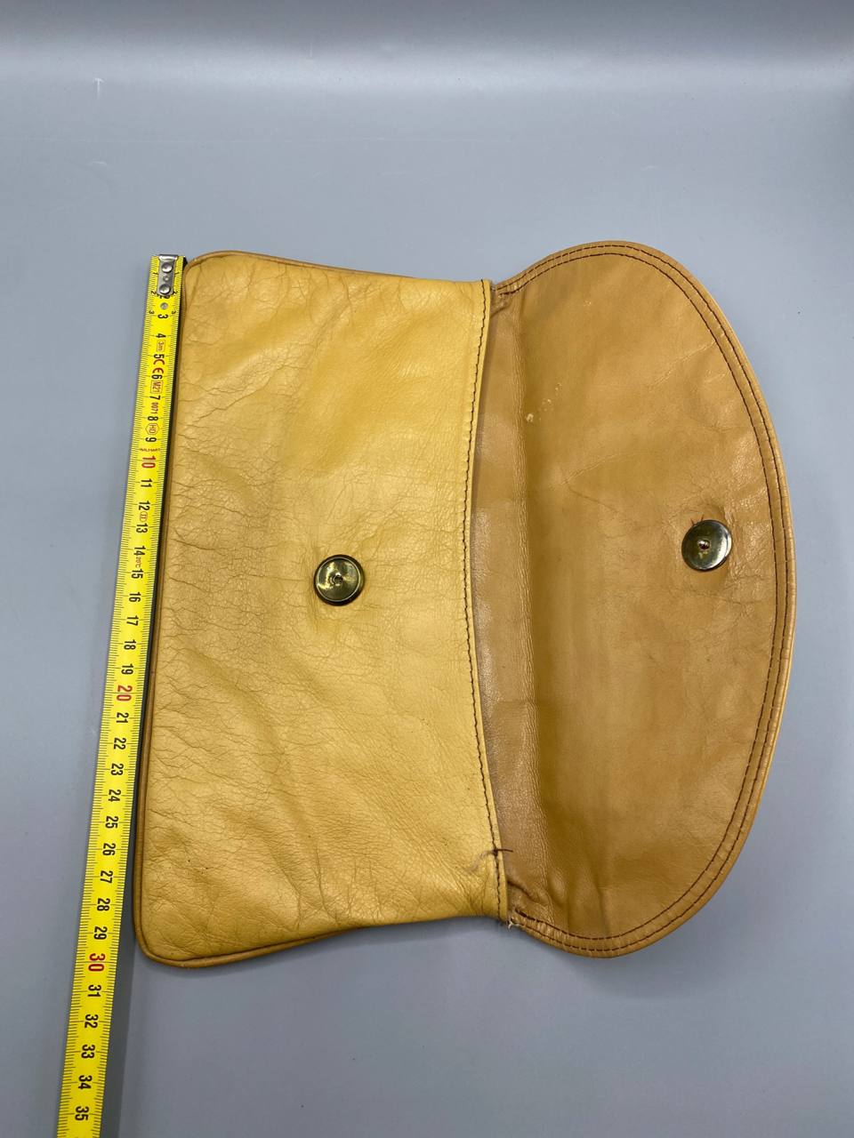 Pochette enveloppe cuir miel ouverte intérieur cuir naturel fermeture pression mètre hauteur 29 cm