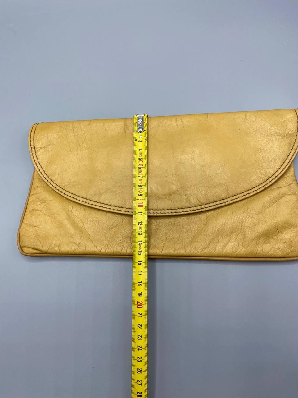Pochette enveloppe cuir miel fermée mètre mesure largeur 29 cm vue de face