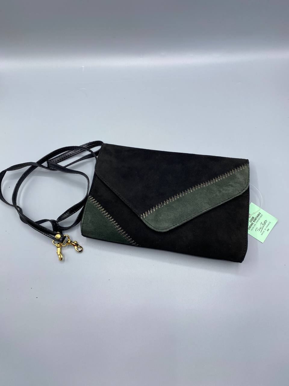 Pochette Pierre Chupin cuir chèvre velouté noir vert olive bandoulière fermée vue de face étiquette d’origine