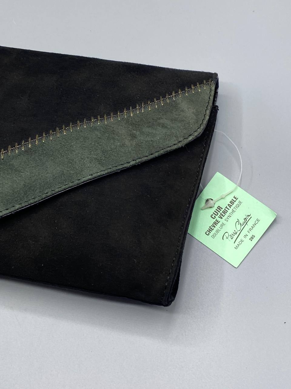 Gros plan étiquette Pierre Chupin cuir chèvre véritable Made in France surpiqûre dorée rabat