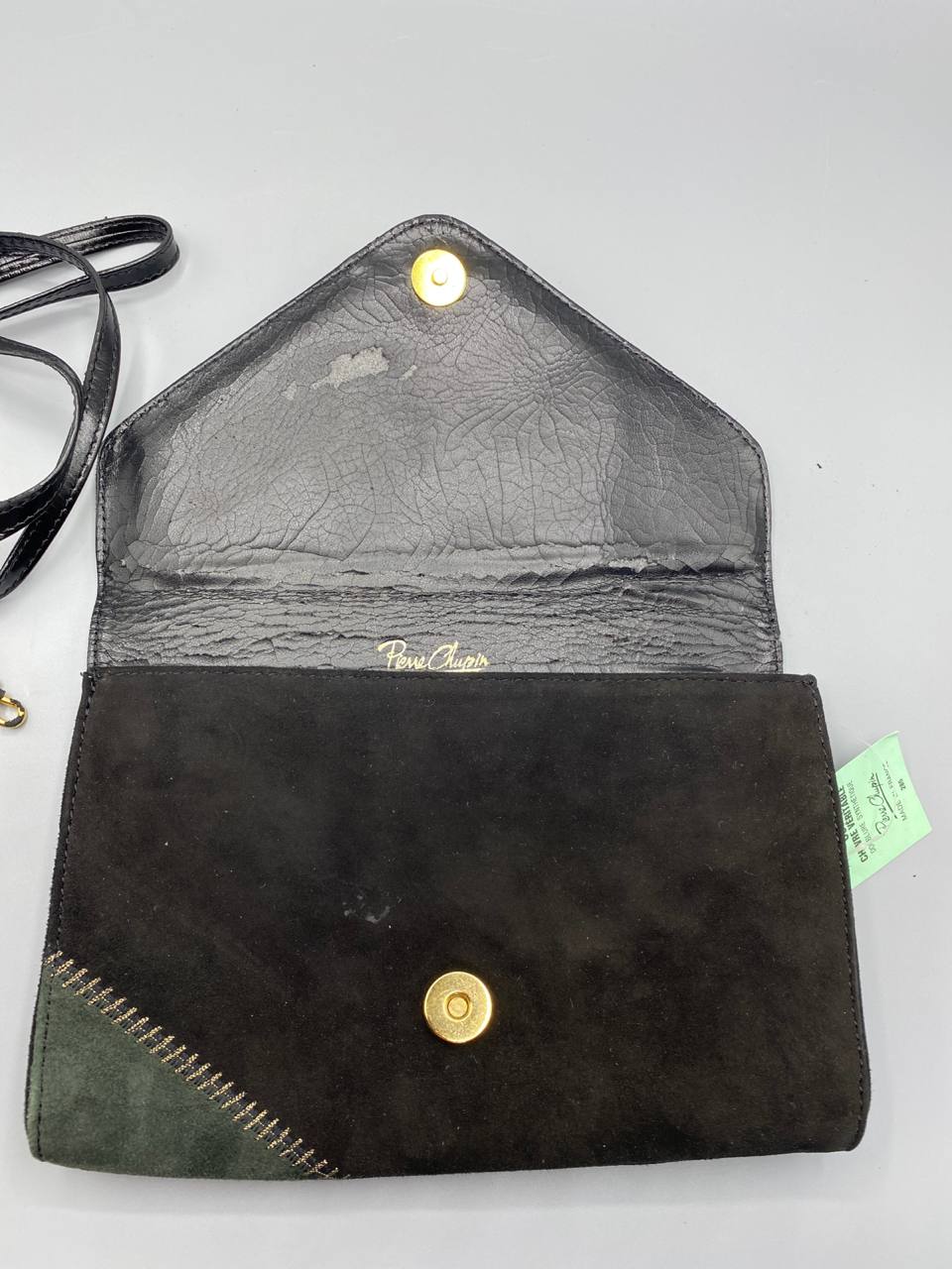 Pochette Pierre Chupin ouverte intérieur cuir souple fermeture pression dorée logo doré craquelures visibles