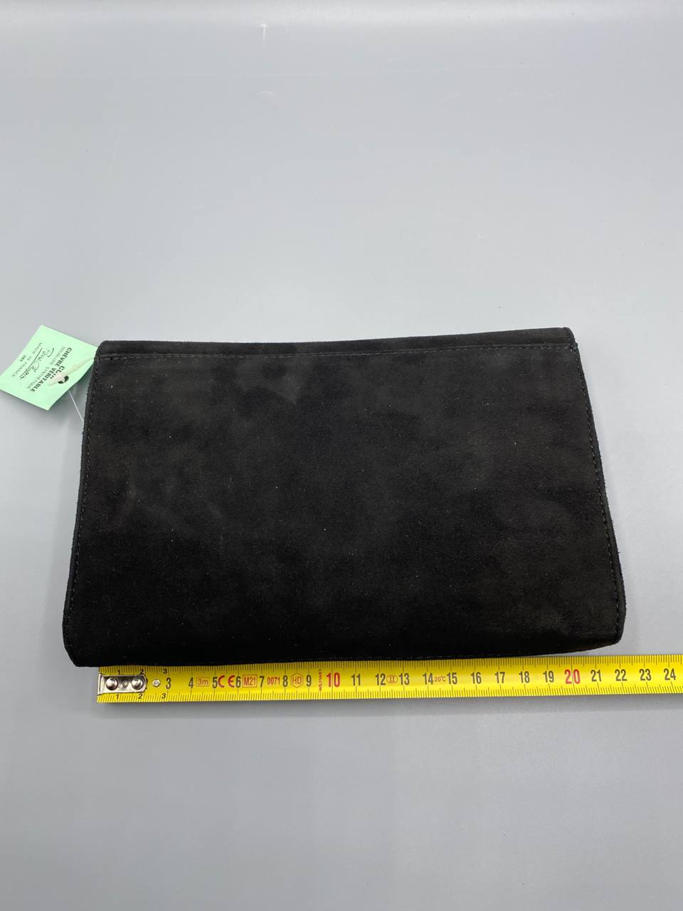 Pochette Pierre Chupin vue de dos cuir chèvre noir mètre mesure largeur 23 cm