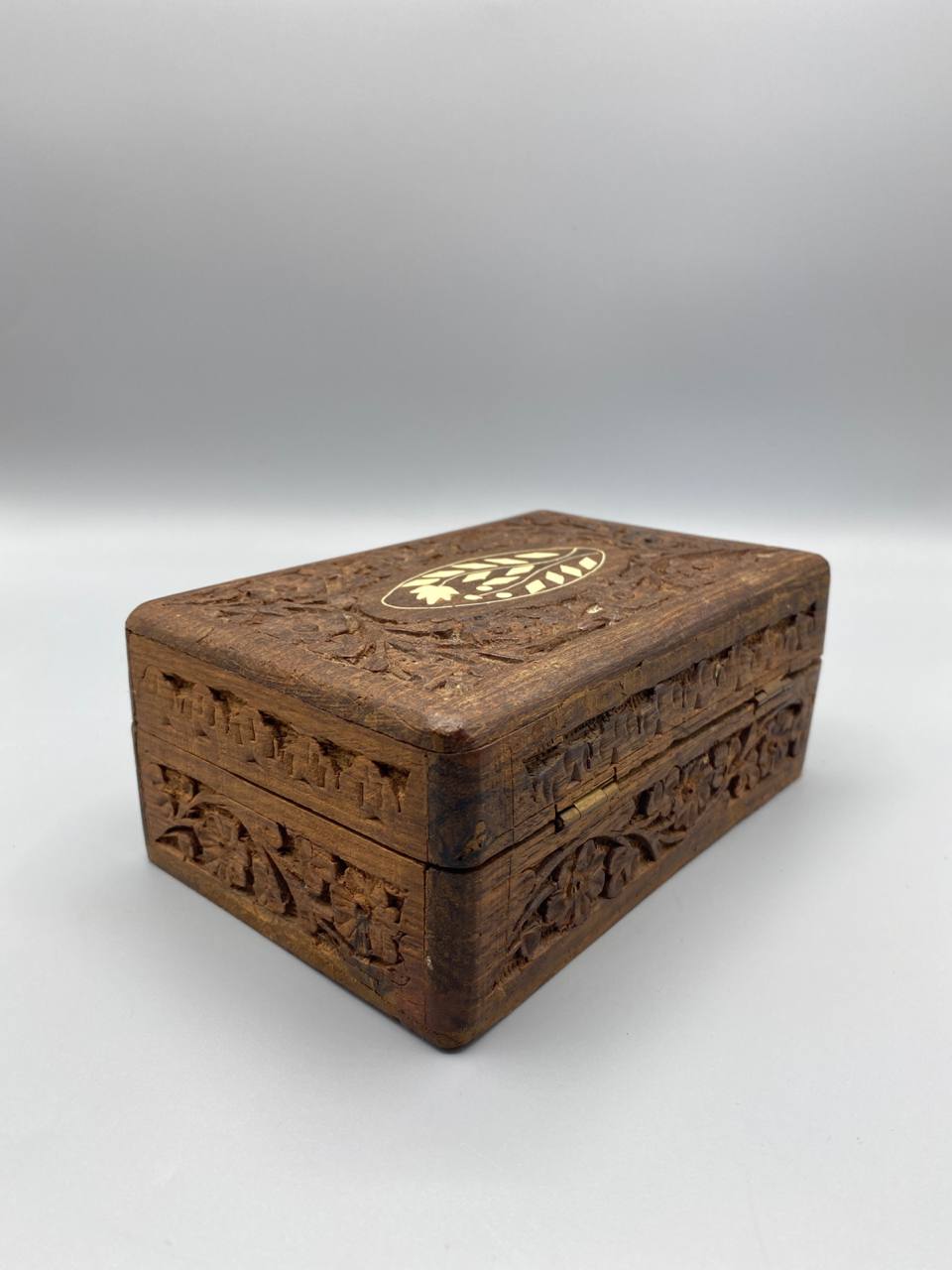 Boîte bois sheesham sculpté ouverte intérieur velours bleu roi tissu doré charnières laiton