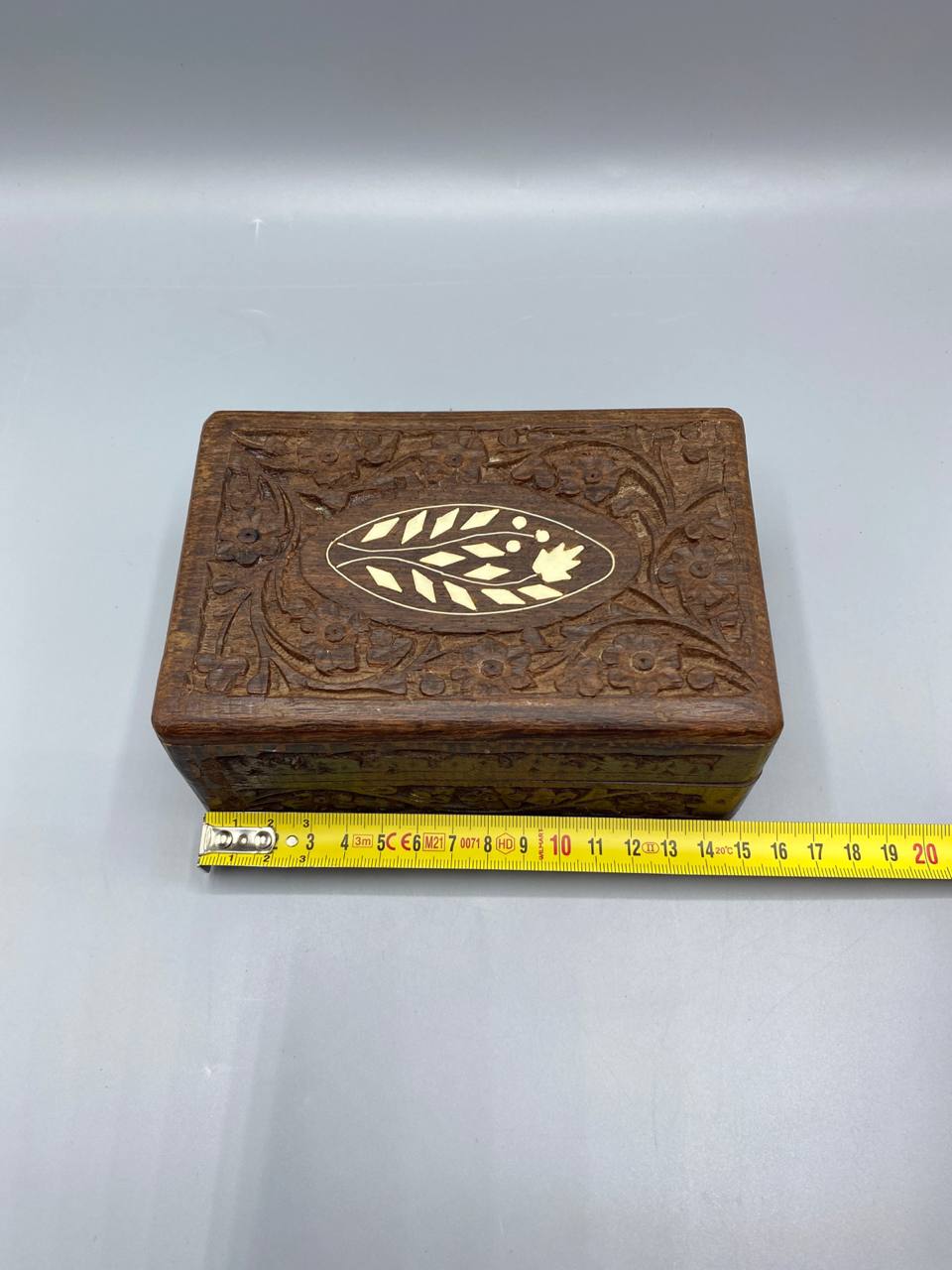 Boîte bois sheesham sculpté mètre mesure hauteur 9 cm vue de profil