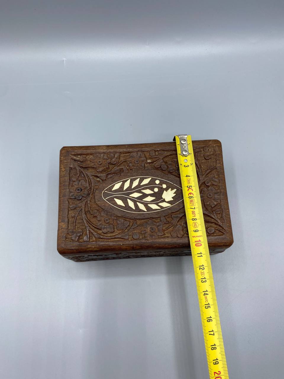 Boîte bois sheesham sculpté médaillon ovale incrustation os mètre mesure hauteur 9 cm vue de face