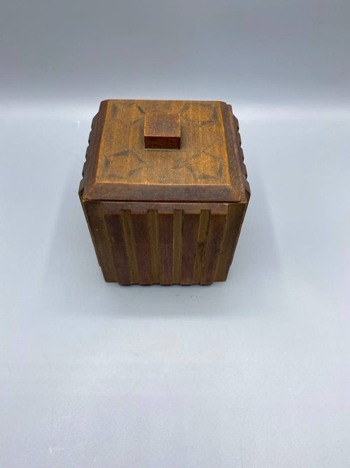 Boîte cubique bois sculpté cannelures verticales couvercle prise carrée fermée vue de face