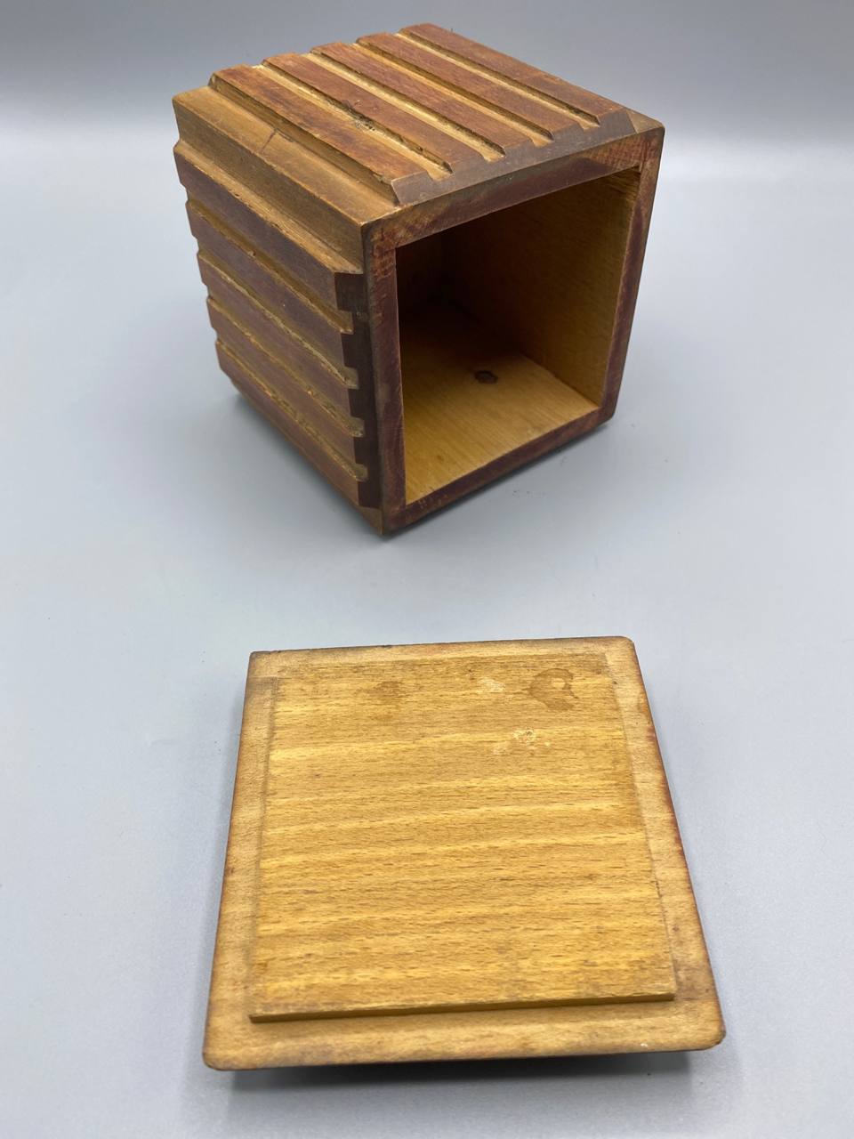 Boîte cubique bois sculpté ouverte vue de trois quarts revers couvercle bois clair grain fin