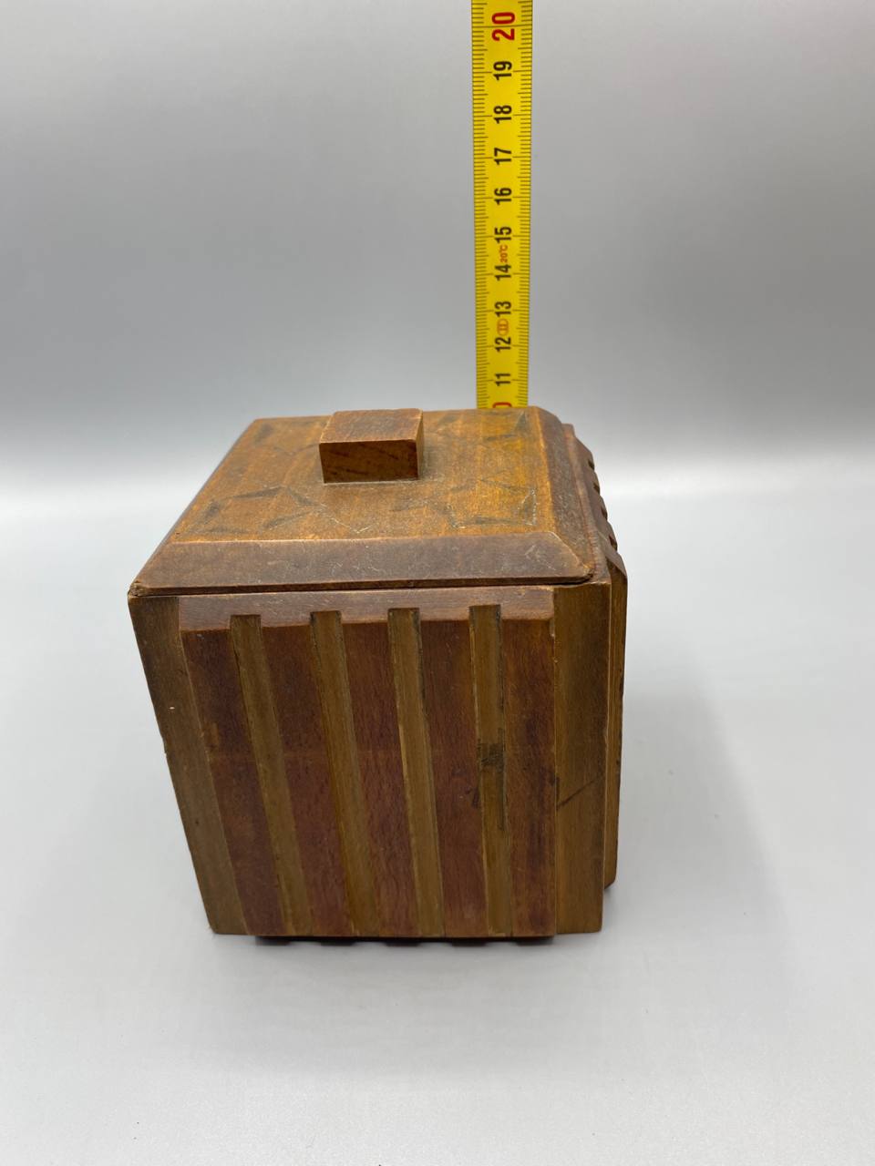 Boîte cubique bois sculpté fermée mètre mesure hauteur 14 cm vue de profil