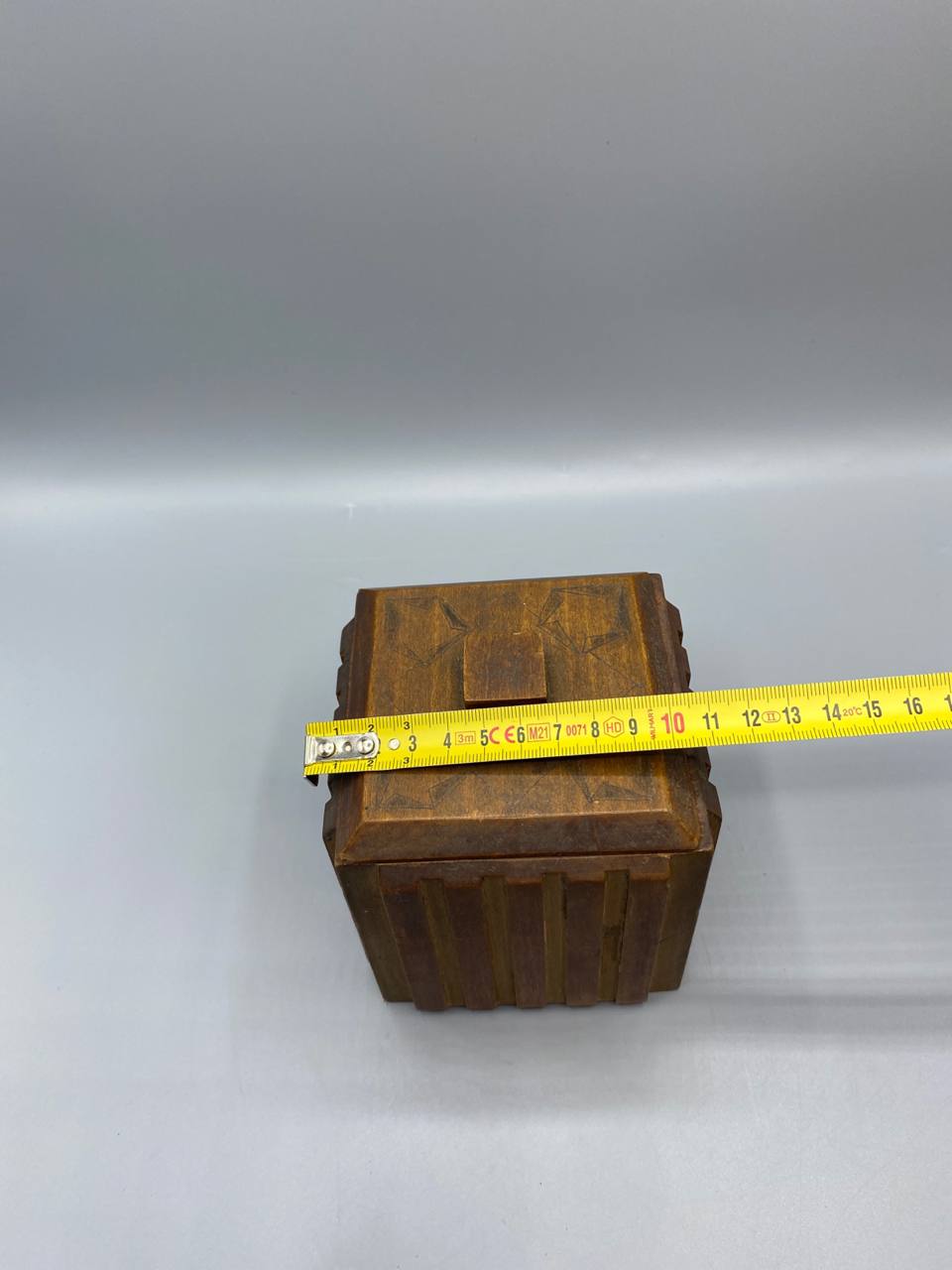 Boîte cubique bois sculpté fermée mètre mesure largeur 10 cm vue de dessus