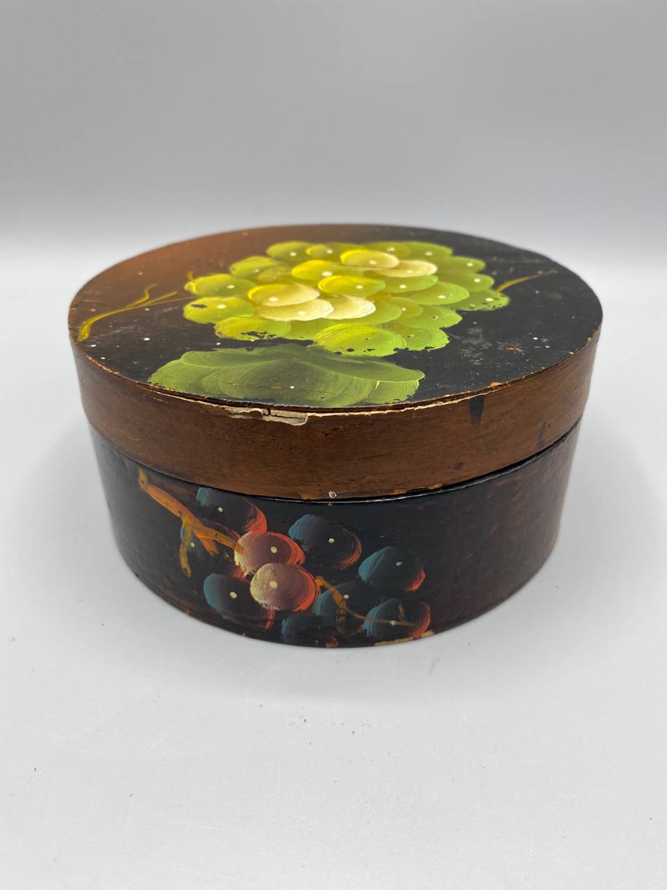 Boîte ronde bois peint grappes de raisin, vue fermée