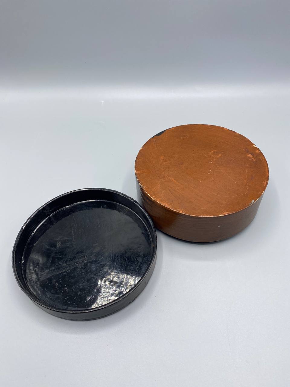 Boîte ronde bois peint, vue du dessous