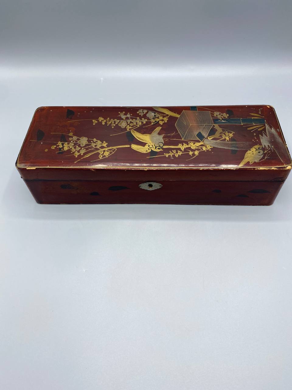 Boîte à éventail japonaise laquée, décor makie doré oiseau et branches fleuries, vue du dessus