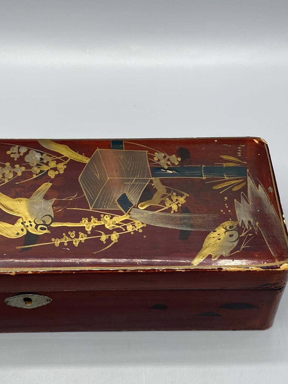 Boîte à éventail japonaise laquée, vue de trois quarts