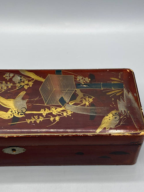 Boîte à éventail japonaise laquée, vue de trois quarts