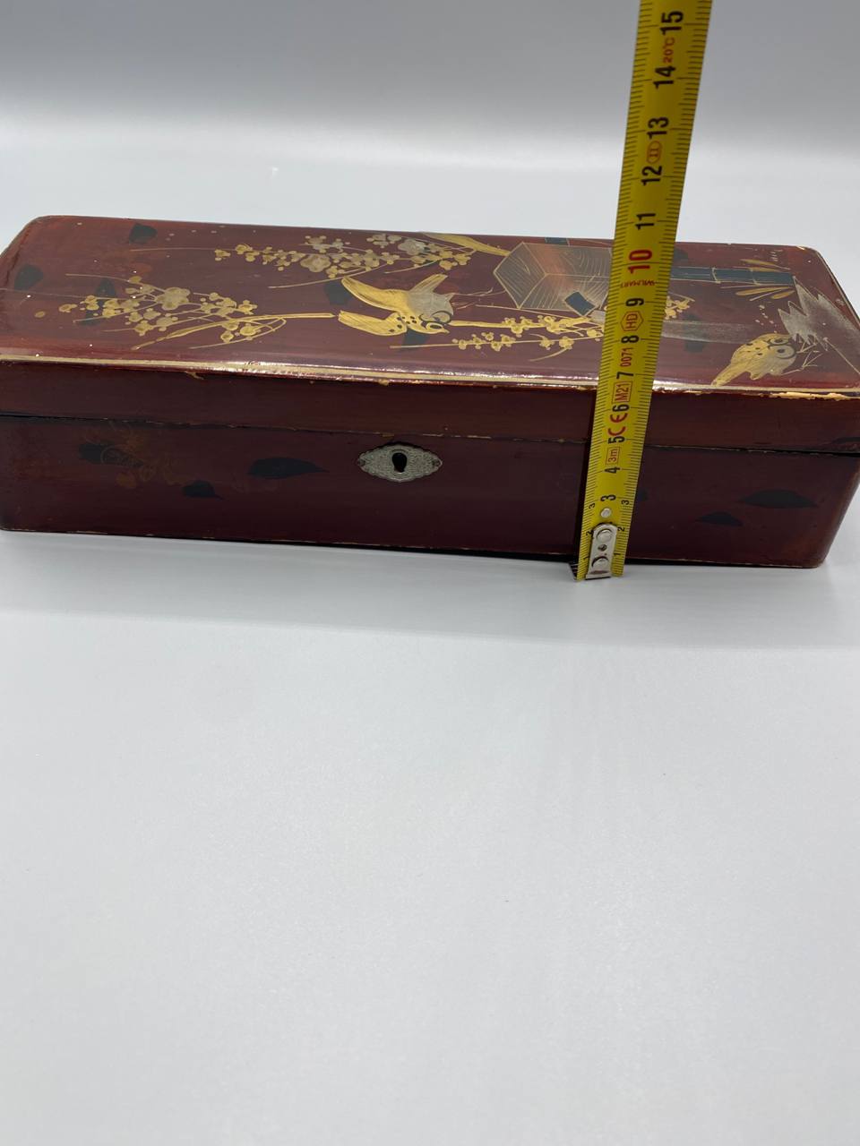 Boîte à éventail japonaise laquée, vue de côté avec serrure