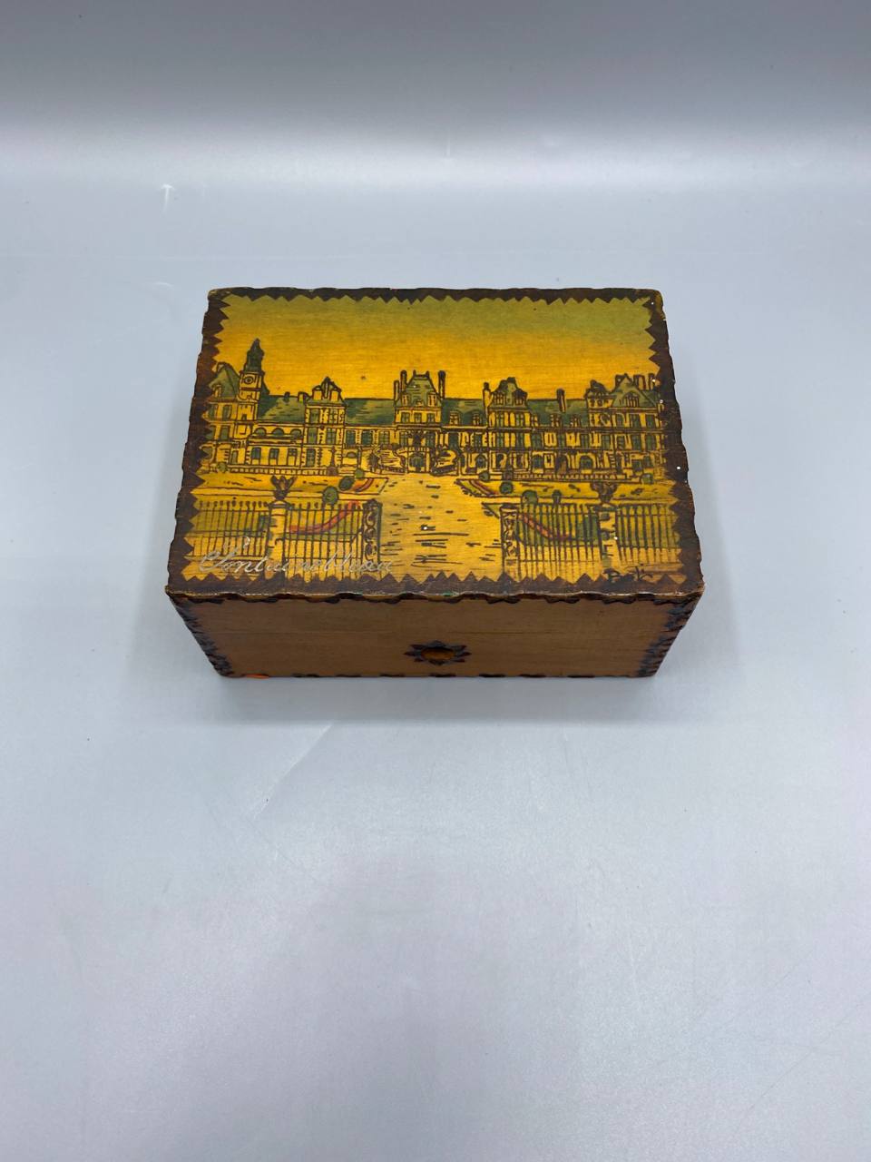 Boîte souvenir bois pyrogravé, décor château de Fontainebleau, gros plan couvercle