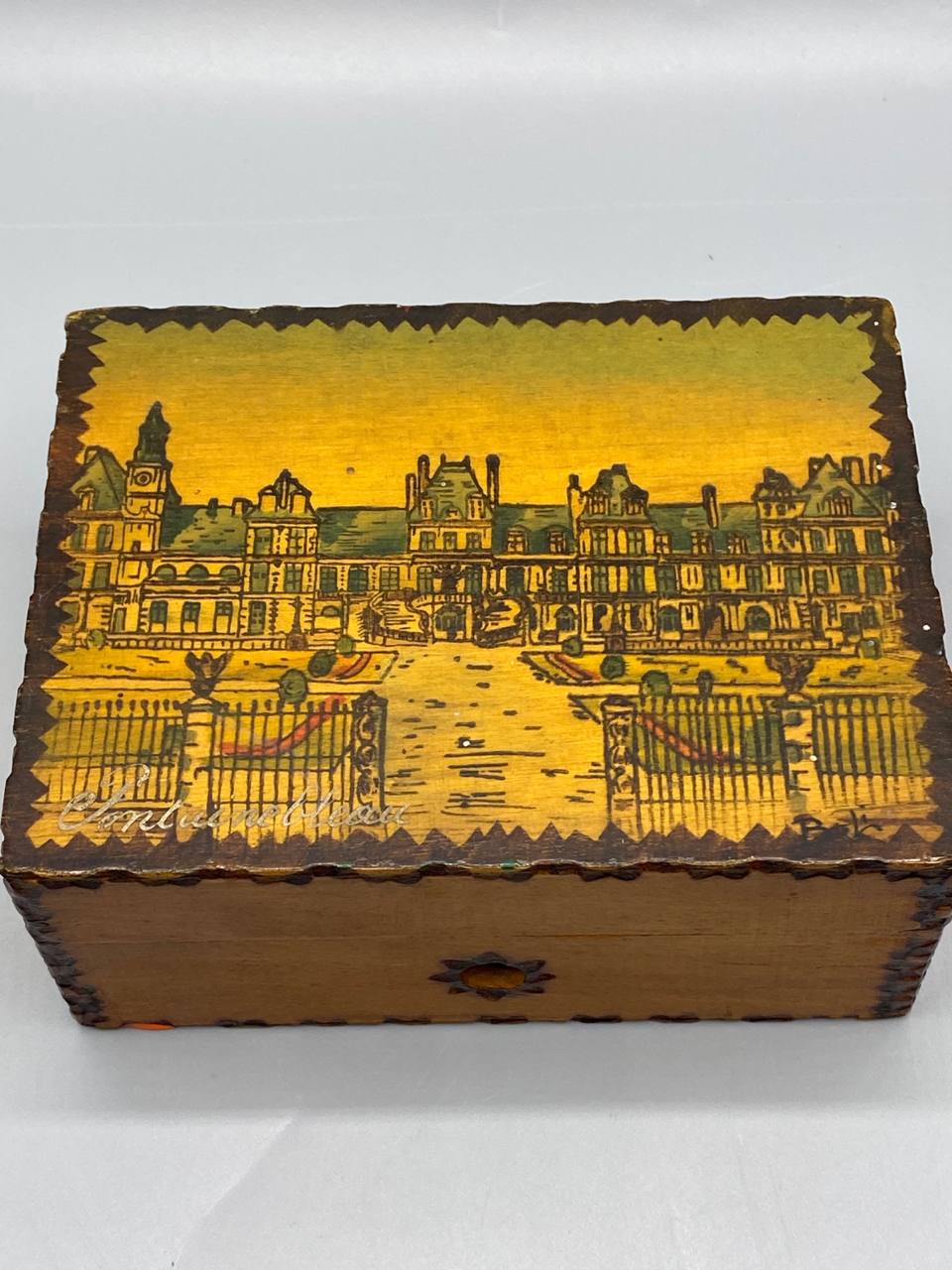 Boîte souvenir bois pyrogravé, vue de trois quarts fermée
