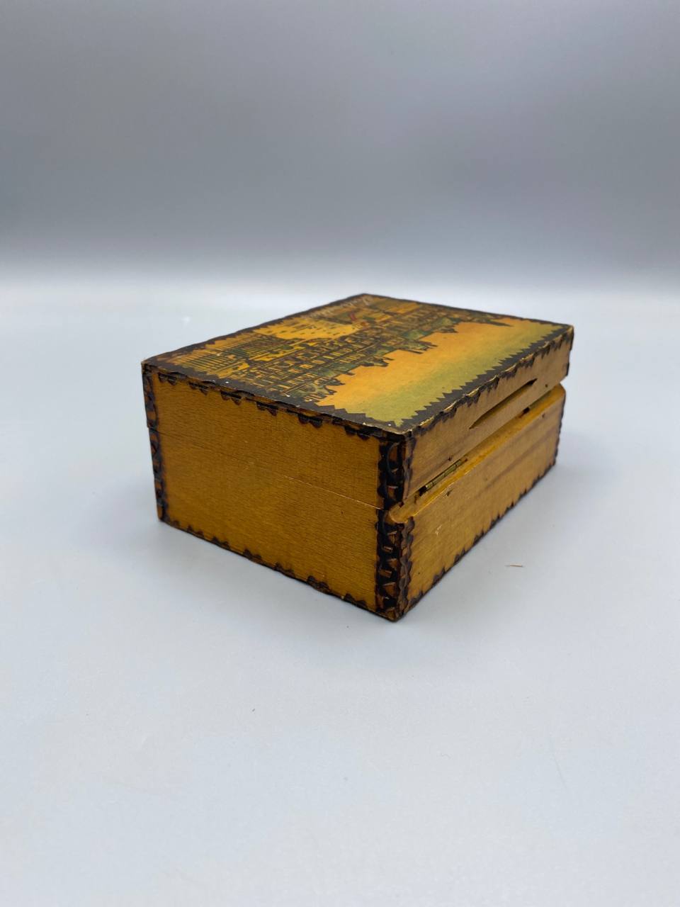 Boîte souvenir bois pyrogravé, vue du dessus avec mètre, largeur 12 cm