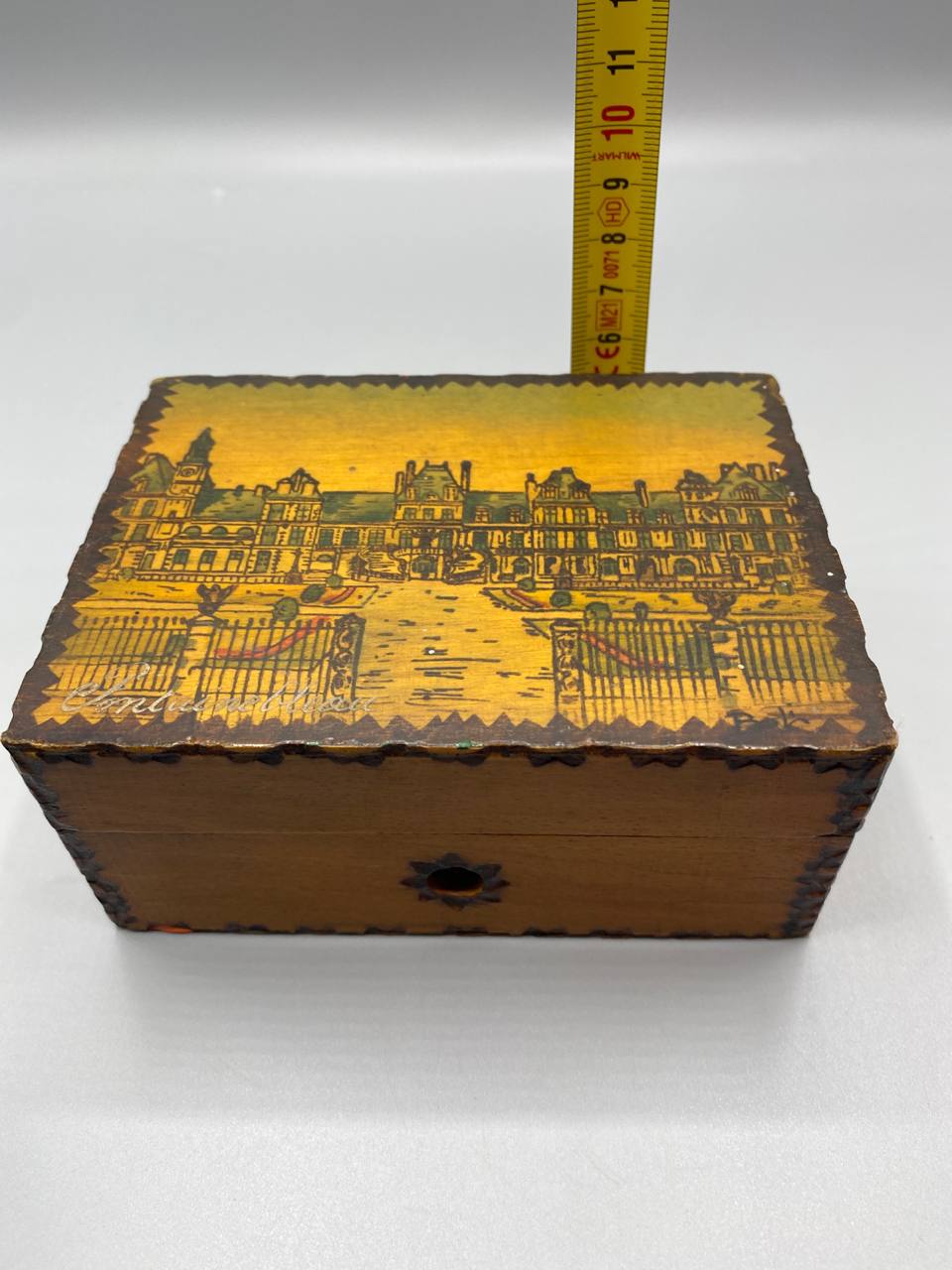 Boîte souvenir bois pyrogravé, vue de côté avec mètre, profondeur 9 cm