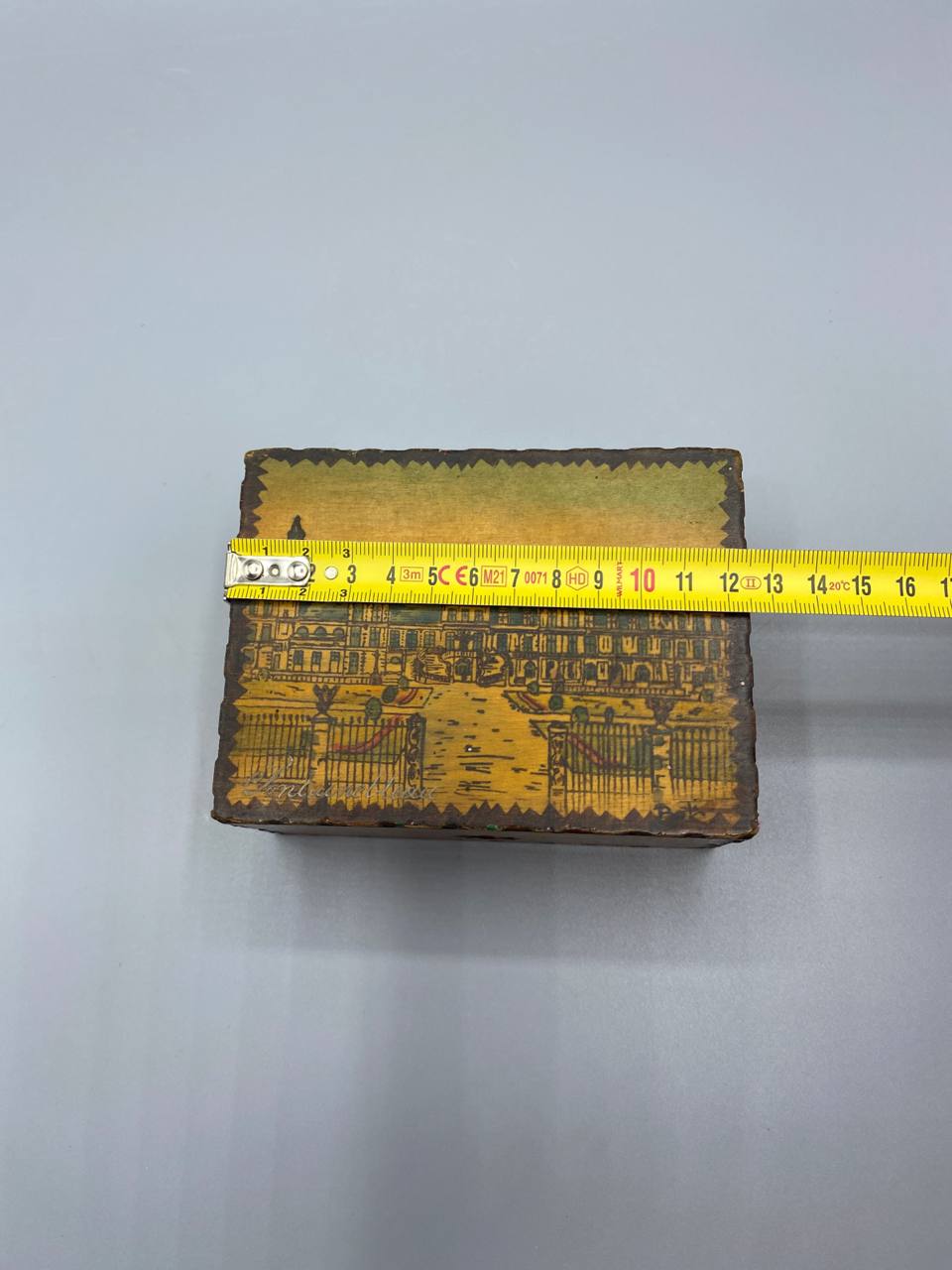 Boîte souvenir bois pyrogravé, vue de face fermoir fleur métal