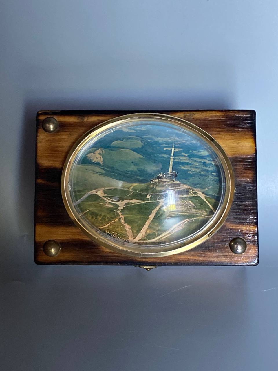 Boîte souvenir bois flammé, cabochon panoramique Puy de Dôme, vue de trois quarts