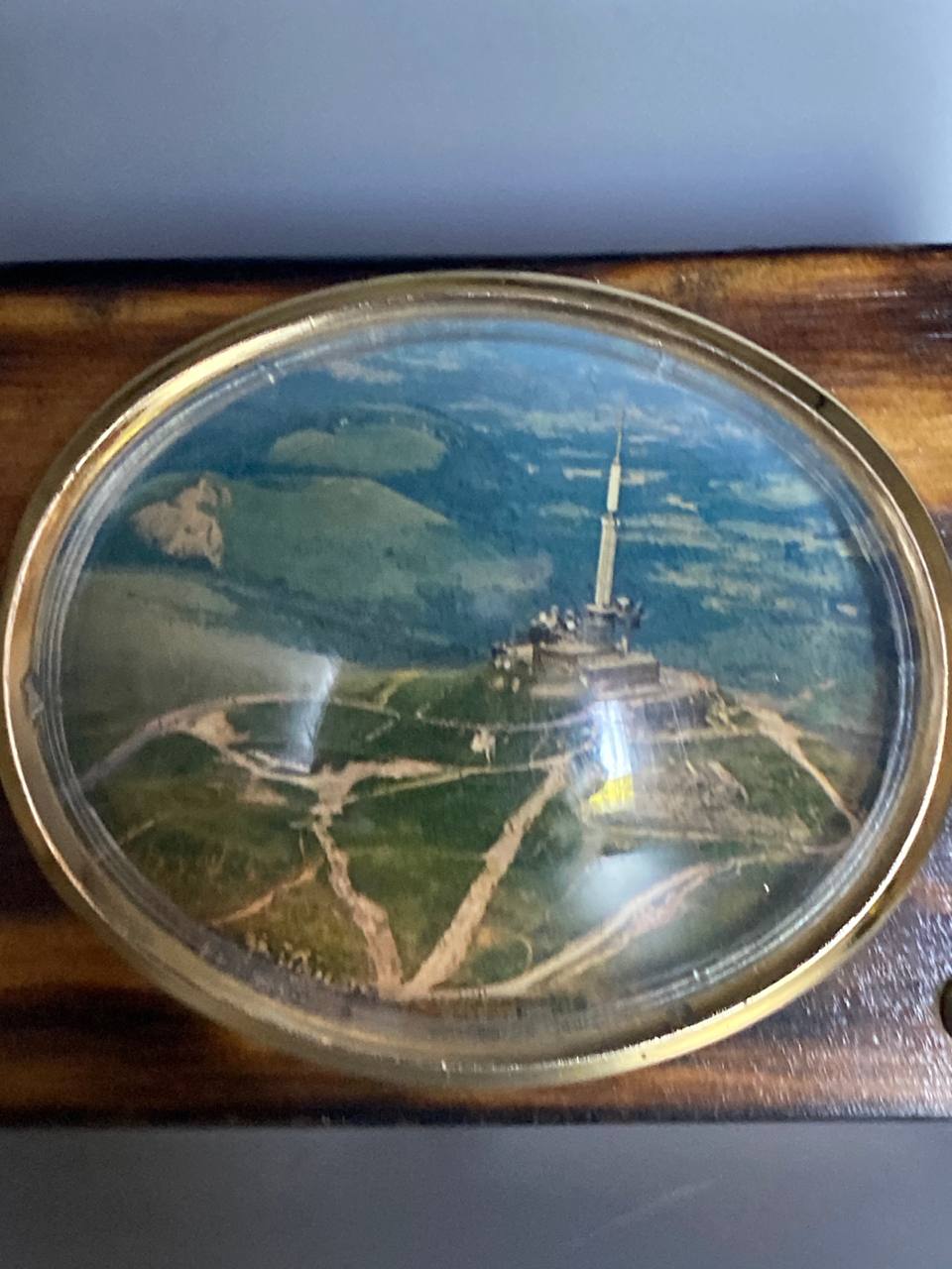 Boîte souvenir bois flammé, vue de dos avec charnières dorées