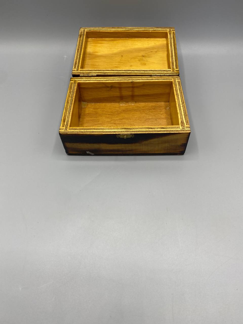 Boîte souvenir bois flammé, vue de face avec mètre, hauteur 6 cm
