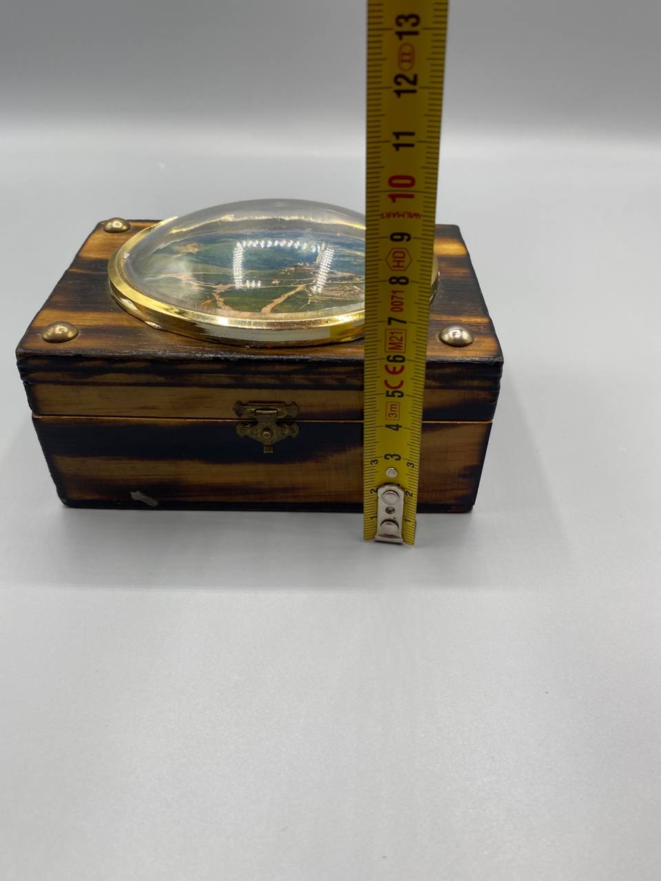 Boîte souvenir bois flammé, vue de face avec mètre, longueur 15 cm