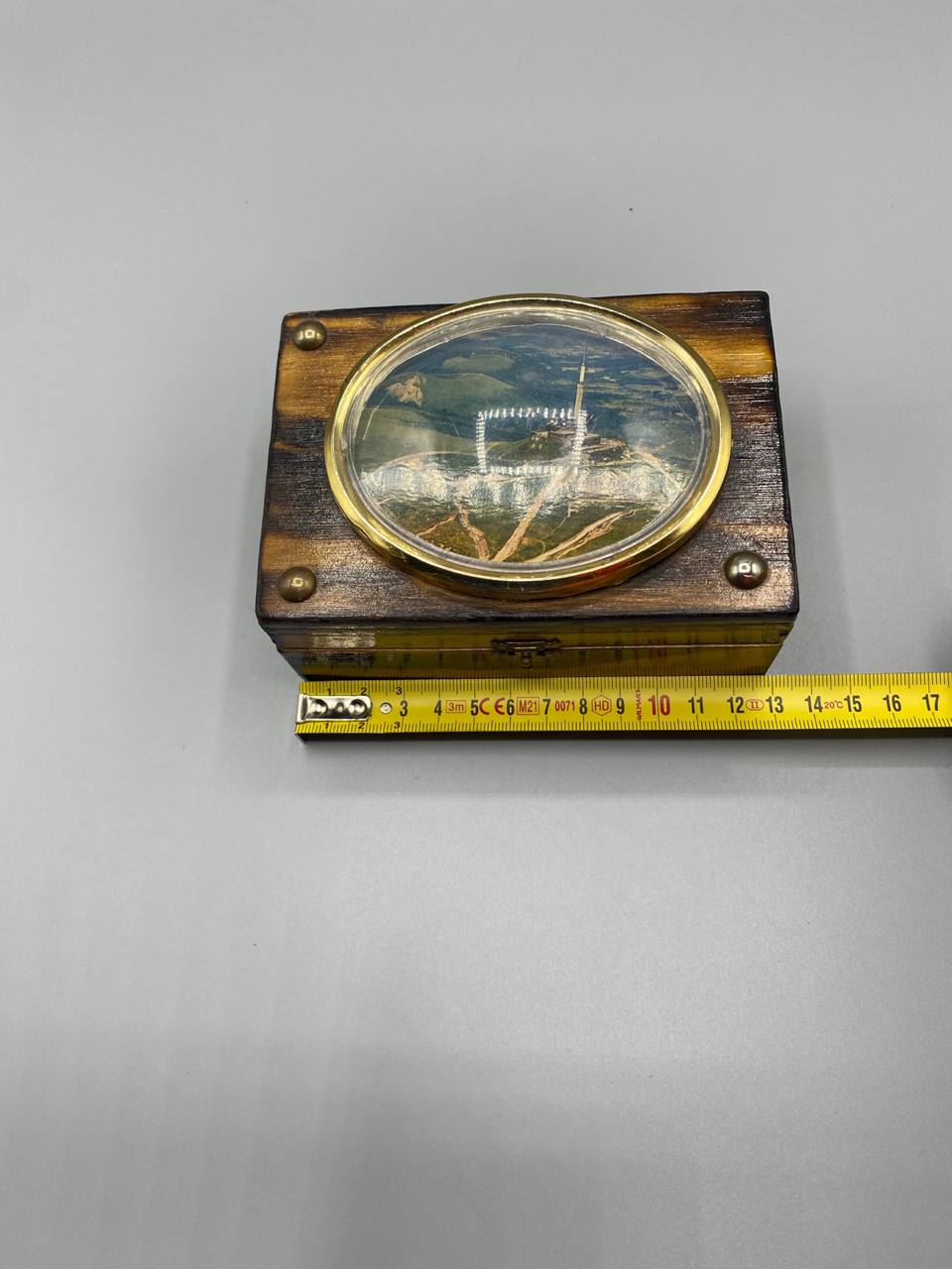 Boîte souvenir bois flammé, vue de côté avec mètre, profondeur 9 cm