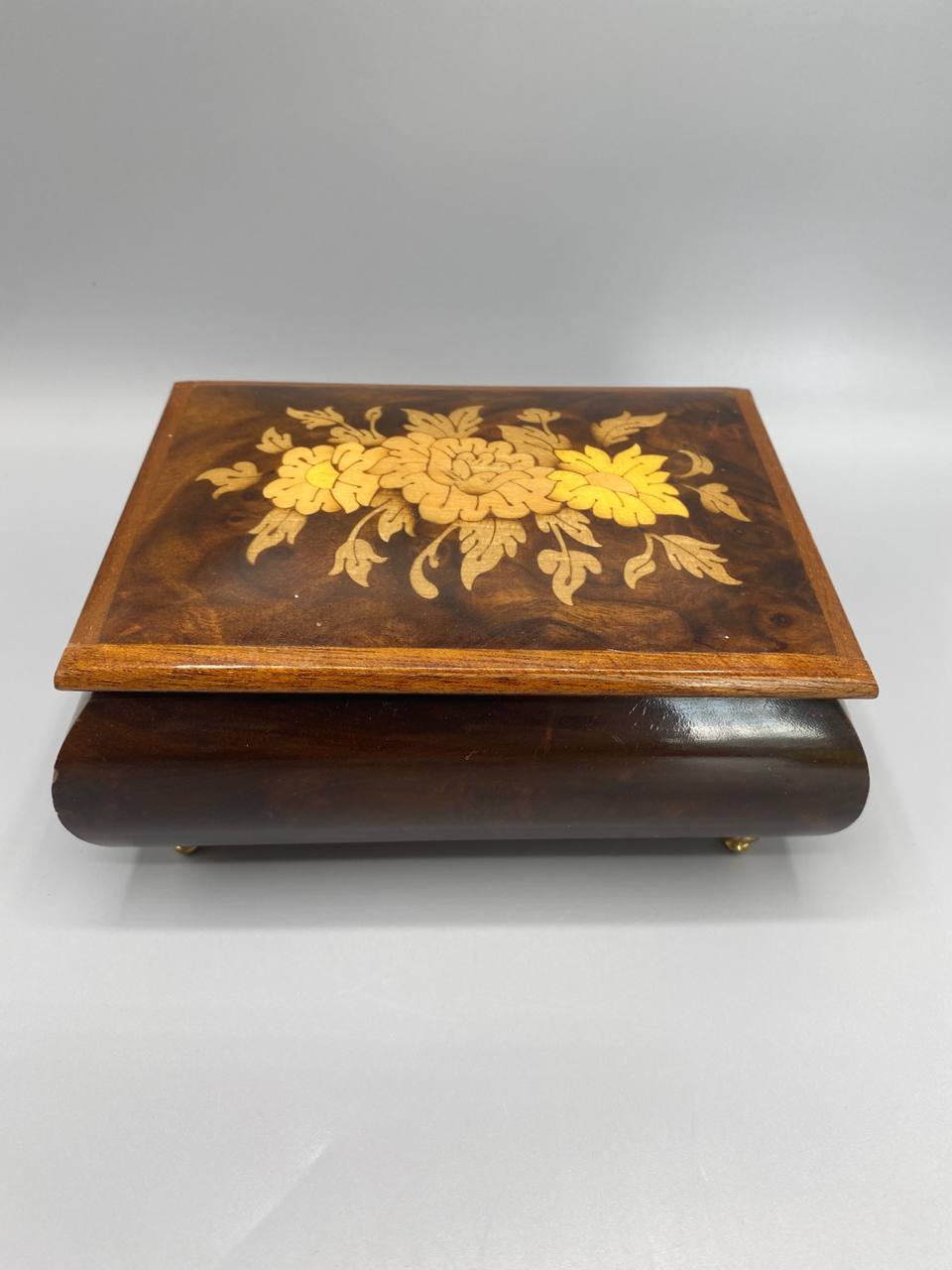Coffret à musique marqueterie florale, vue du dessus, décor bouquet bois contrasté