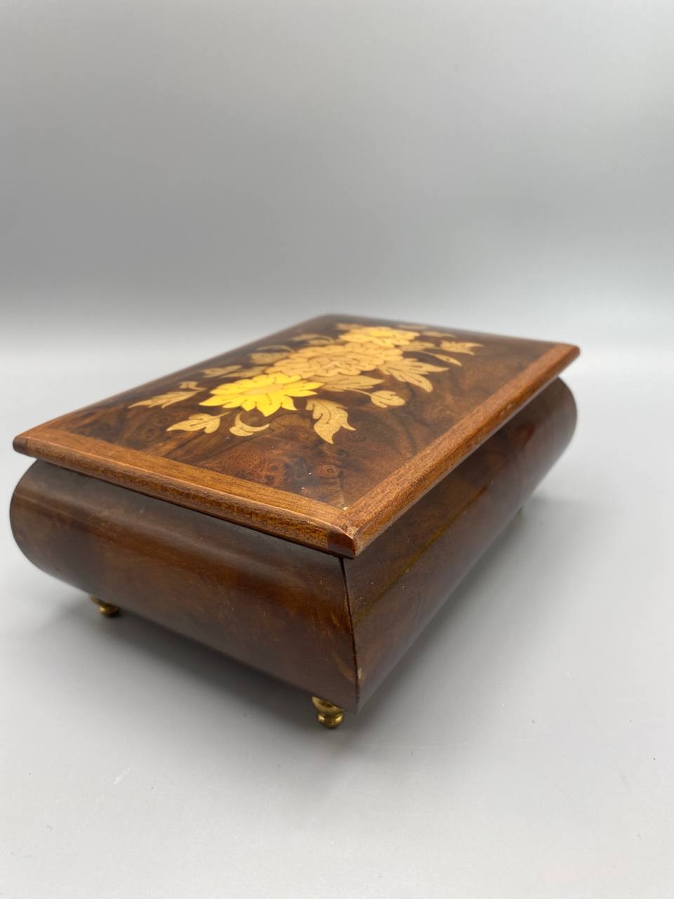 Coffret à musique marqueterie florale, vue de trois quarts, pieds laiton