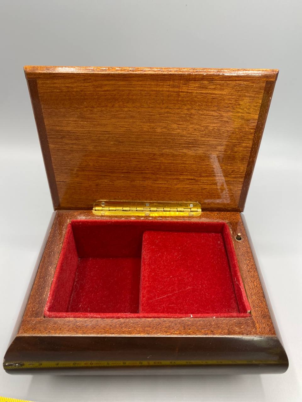 Coffret à musique marqueterie florale, intérieur velours rouge avec compartiment amovible