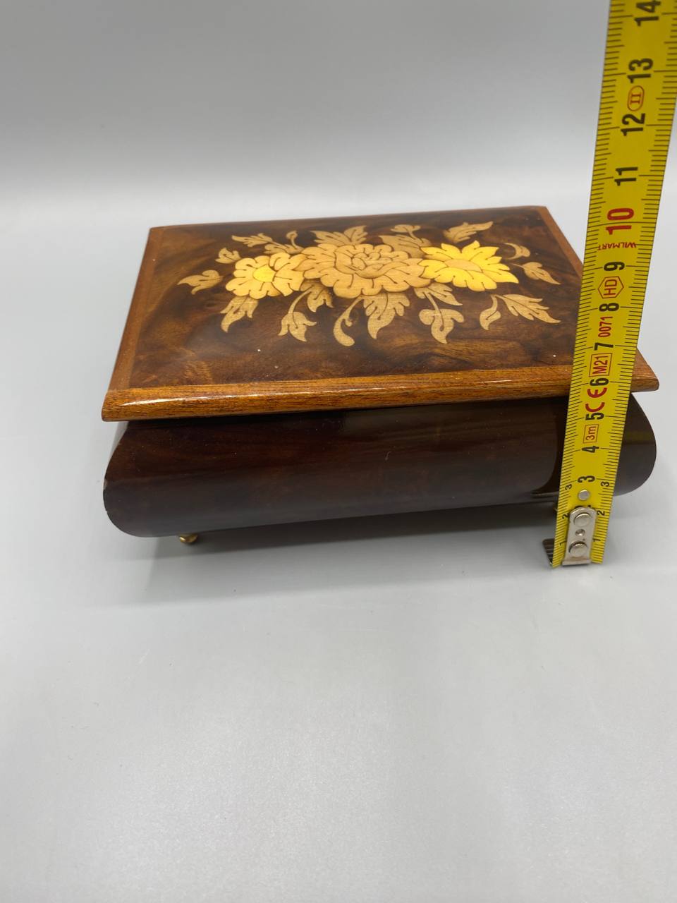 Coffret à musique marqueterie florale, vue de côté avec mètre, hauteur 6 cm