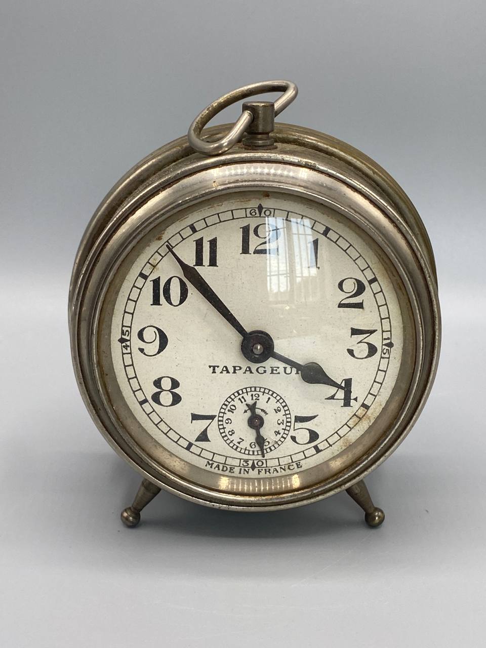 Réveil mécanique Tapageur Made in France, vue de face, cadran avec compteur secondes
