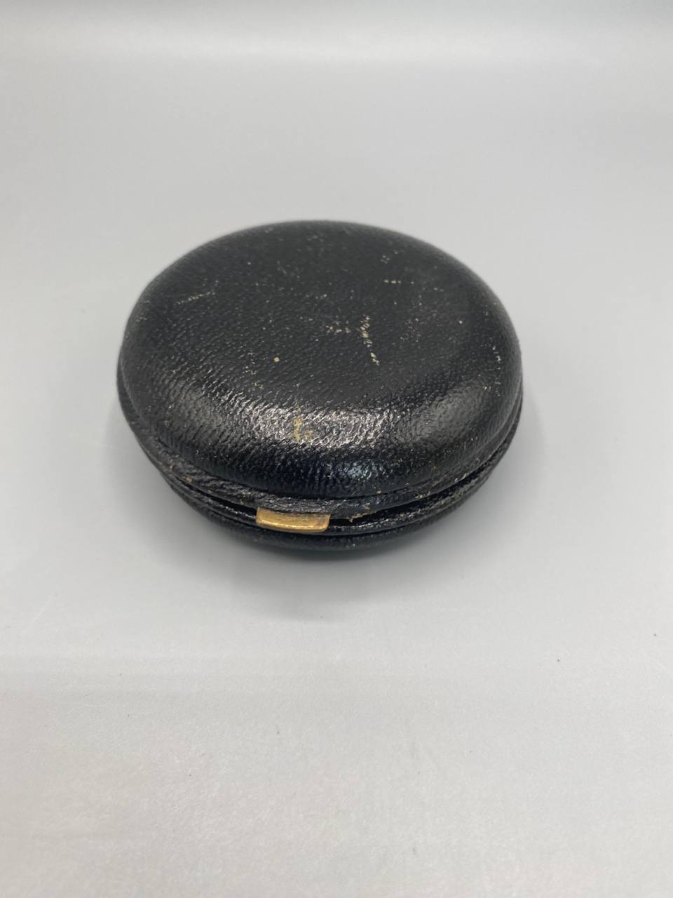 Pendulette de voyage UTI, étui cuir grainsé noir fermé, fermoir doré