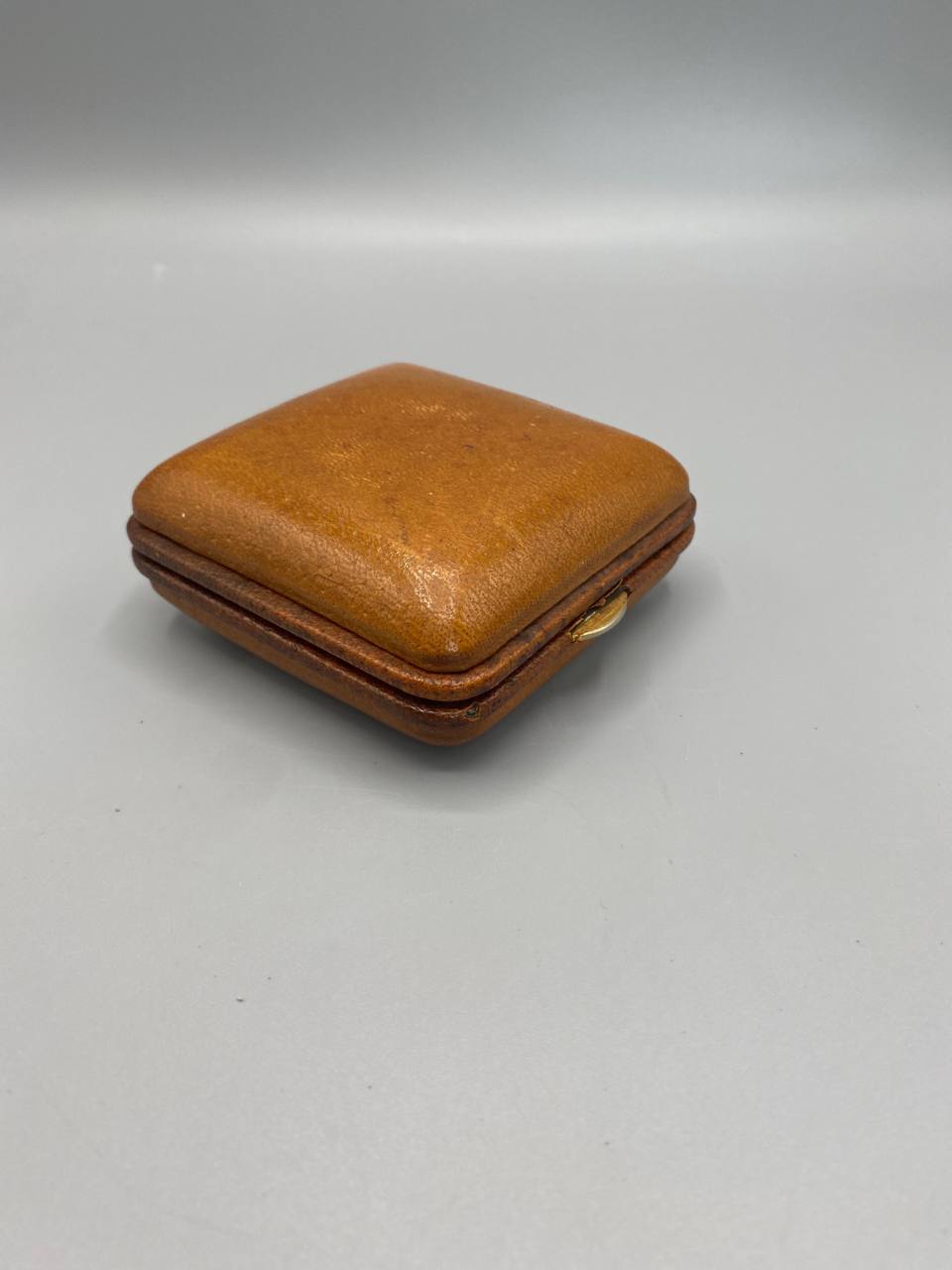 Pendulette de voyage JAZ, étui cuir camel fermé, fermoir doré