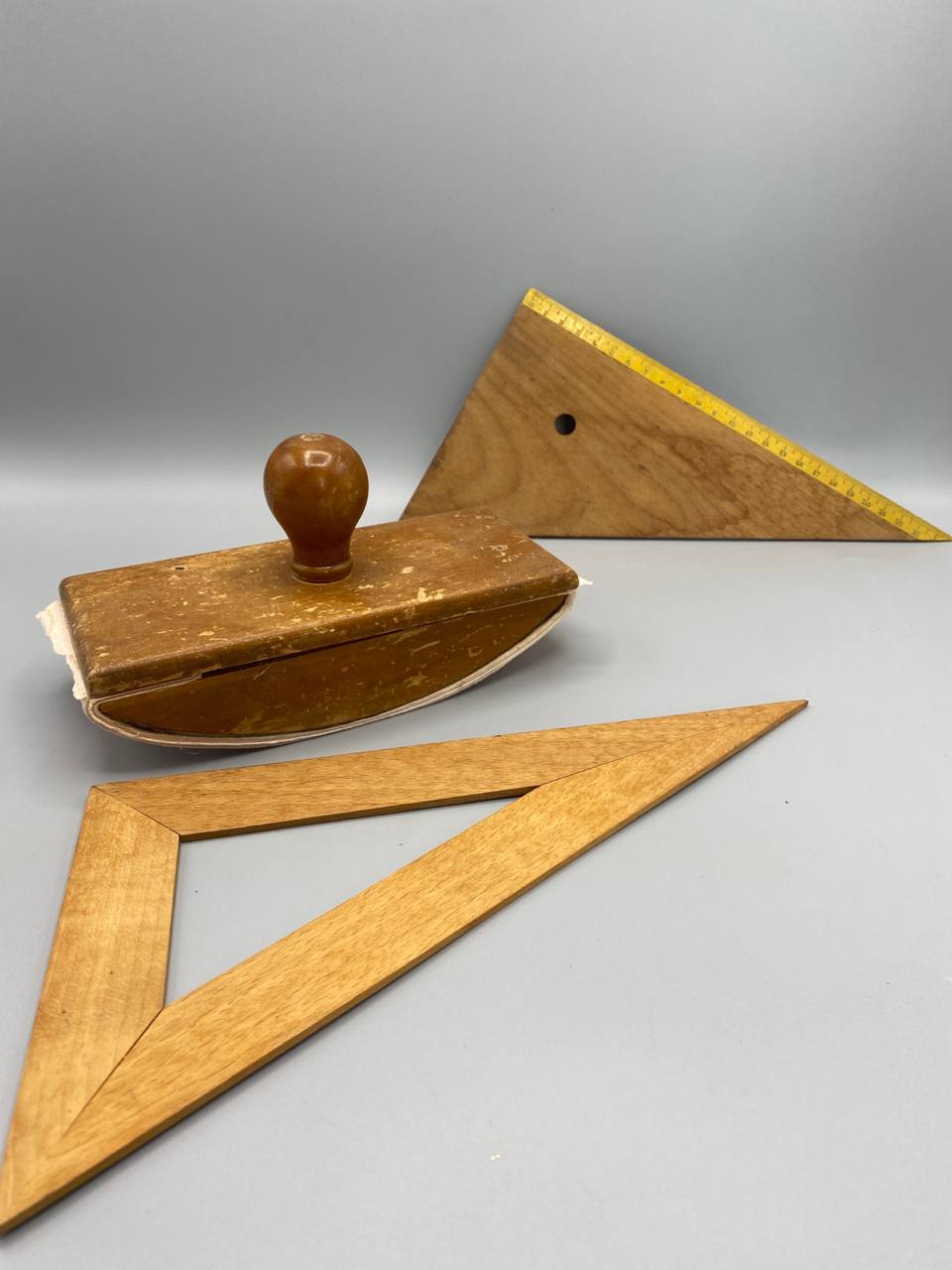 Presse-buvard en bois tourné et 2 équerres de dessin en bois, vue d'ensemble