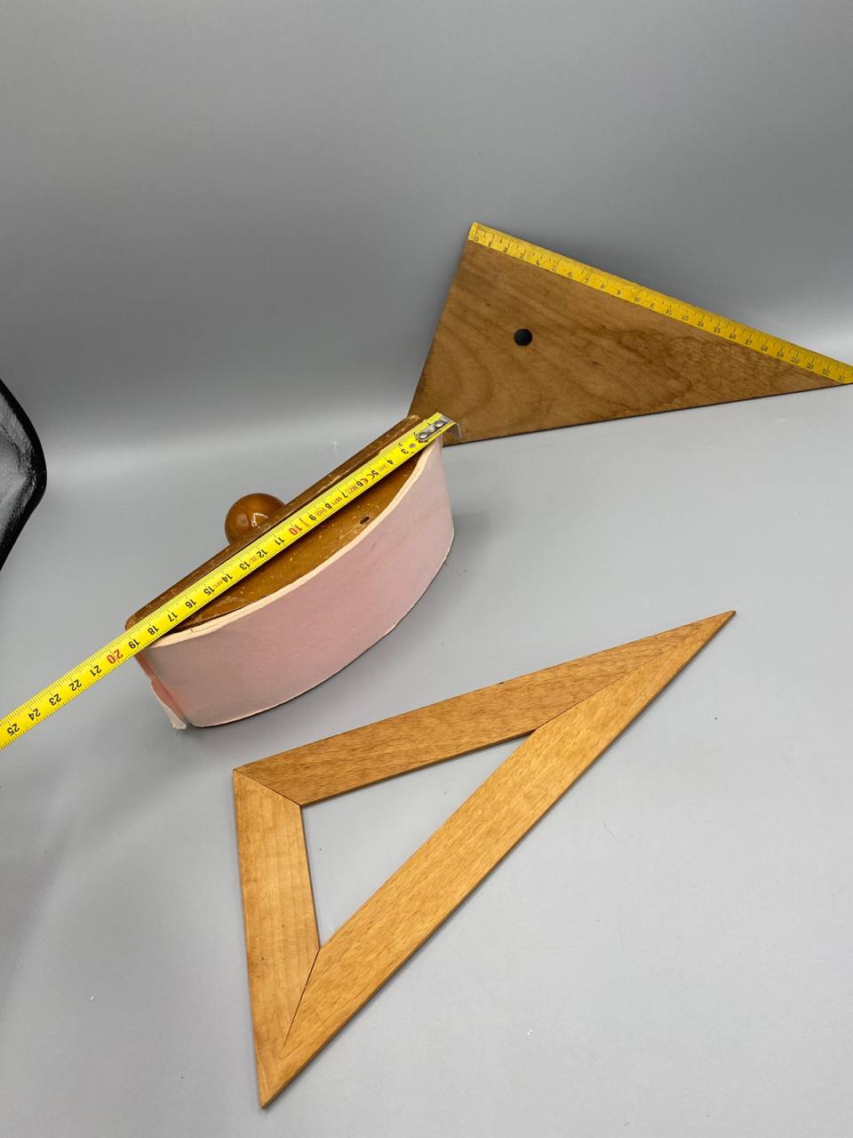 Presse-buvard en bois avec mètre, largeur environ 25 cm, et 2 équerres en bois