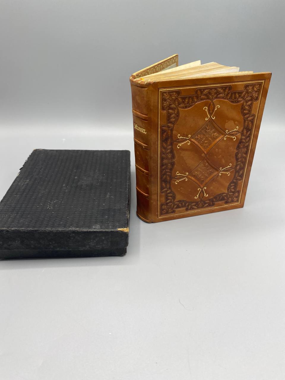 Missel du Saint Tabernacle, reliure cuir fauve gaufrée dorée et coffret toilé noir d'origine